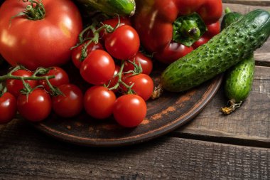 Ahşap arka planda çok sayıda taze organik sebze.