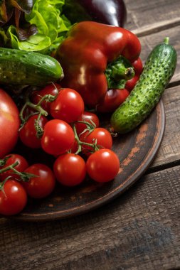 Ahşap arka planda çok sayıda taze organik sebze.