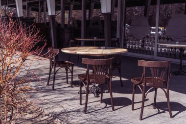 Şehir restoranında boş koltuklar.
