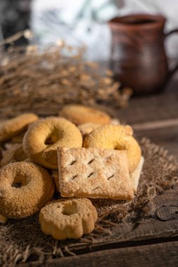 Kırsal alanda bir fincan sütle ev yapımı kurabiyeler.