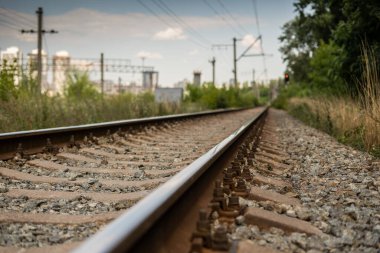 Sessiz demiryolu tren bekliyor.