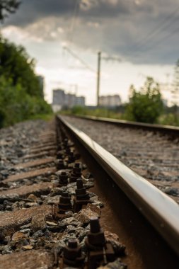 Sessiz demiryolu tren bekliyor.