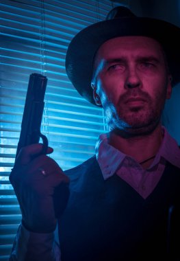 Pencerenin yanında sinema sahnesi olan şüpheli bir özel dedektif.