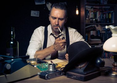 Masanın arkasında eski özel dedektif, kara film sahnesi.