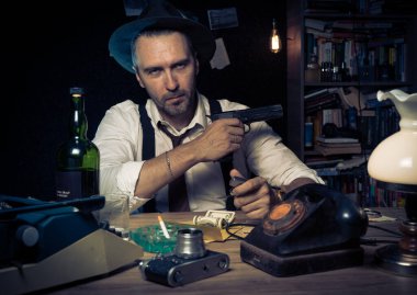 Masanın arkasında eski özel dedektif, kara film sahnesi.