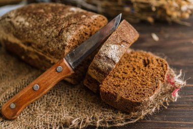 Köy tahtasında siyah çoklu tahıllı tahıl ekmeği.