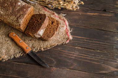 Köy tahtasında siyah çoklu tahıllı tahıl ekmeği.