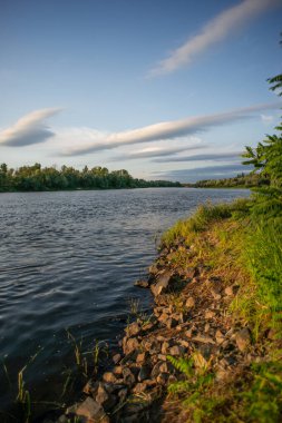 Güzel Ukrayna Desna nehri manzarası, sakin sular.