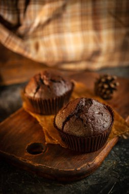 Rustoik ahşap arka planda çikolatalı kekler.