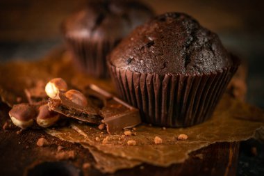 Rustoik ahşap arka planda çikolatalı kekler.