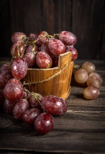 Ahşap masada üzümlü kırsal yaşam