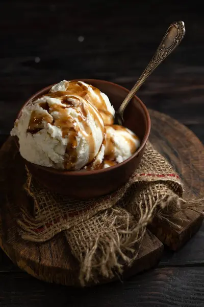 Ahşap arka planda çeşitli dondurmalar.