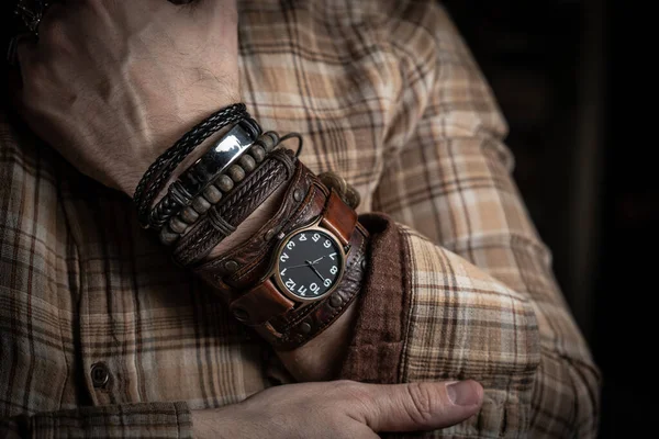 Stijlvolle Man Draagt Pols Houten Lederen Armbanden — Stockfoto