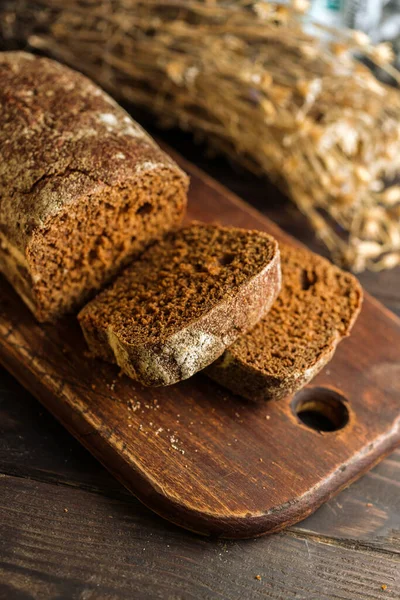 Pão Cereal Multigrain Escuro Tábua Madeira Rústica — Fotografia de Stock