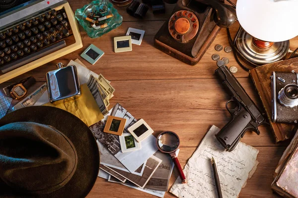 Magánnyomozói Asztal Csendélet Egy Vintage Telefonnal Írógéppel Lámpával Pisztollyal Retro — Stock Fotó