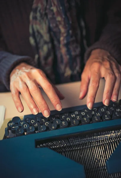 Reportera Escritora Vintage Trabajando Detrás Escritorio — Foto de Stock