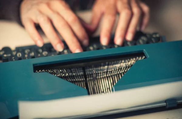 Reportera Escritora Vintage Trabajando Detrás Escritorio — Foto de Stock