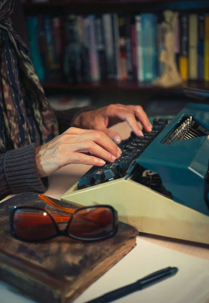 Reportera Escritora Vintage Trabajando Detrás Escritorio — Foto de Stock