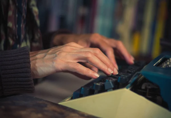 Vintage Vrouwelijke Schrijver Verslaggever Werken Achter Zijn Bureau — Stockfoto