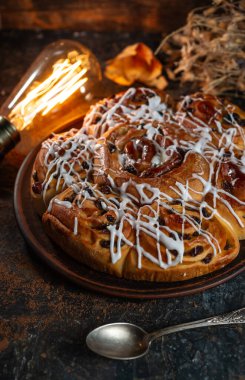 Gri taş arka planda taze pişmiş tatlı çörekler.