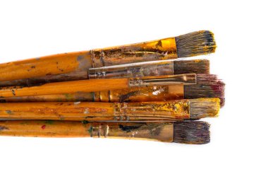 Beyaz arkaplanda eski fırçalar