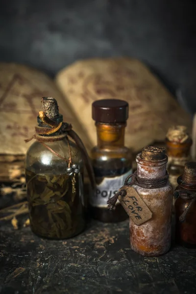 Μαγικά Φίλτρα Μπουκάλια Αρχαία Βιβλία Και Βότανα Μαγεία Ξύλινο Φόντο — Φωτογραφία Αρχείου