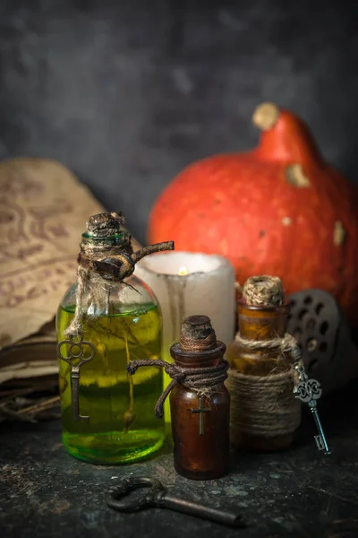 Kouzelné Lektvary Lahvích Starobylé Knihy Čarodějnické Byliny Dřevěném Pozadí Halloween — Stock fotografie