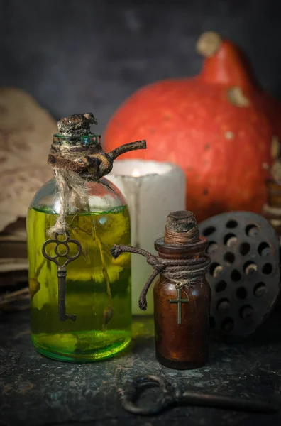 Pociones Mágicas Botellas Libros Antiguos Hierbas Brujería Sobre Fondo Madera —  Fotos de Stock