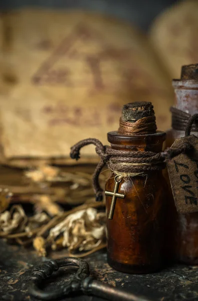 ボトルの魔法のポーション 木製の背景の古代の本や魔女のハーブ ハロウィーンのテーマ — ストック写真