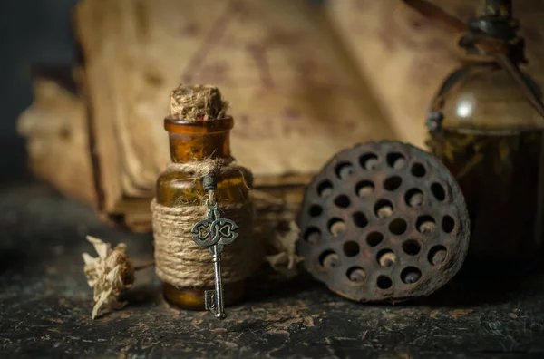 Magische Drankjes Flessen Oude Boeken Hekserij Kruiden Houten Achtergrond Halloween — Stockfoto