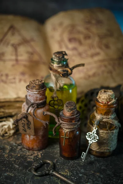 Pociones Mágicas Botellas Libros Antiguos Hierbas Brujería Sobre Fondo Madera —  Fotos de Stock