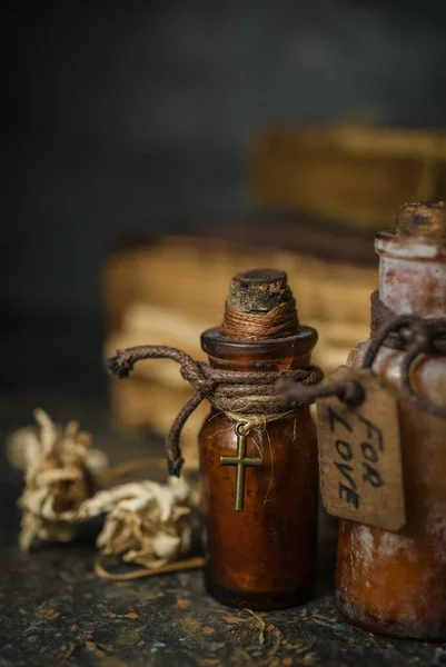 Pociones Mágicas Botellas Libros Antiguos Hierbas Brujería Sobre Fondo Madera —  Fotos de Stock