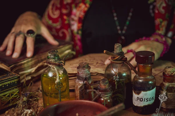 Mujer Bruja Haciendo Poción Sobre Fondo Oscuro Botellas Mágicas Con —  Fotos de Stock