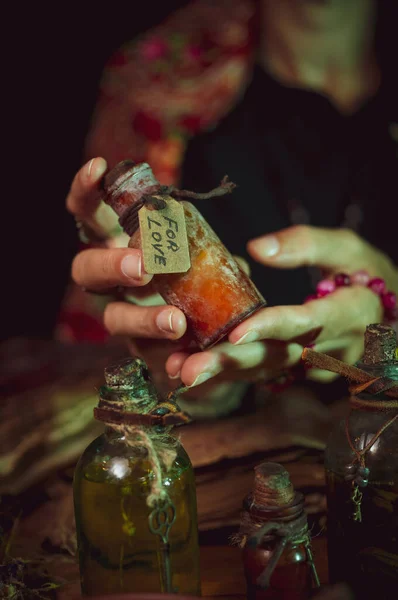 Kvinna Häxa Göra Dryck Mörk Bakgrund Magiska Flaskor Med Drycker — Stockfoto