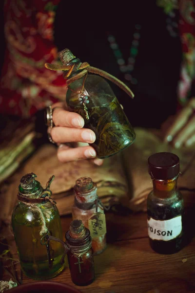 Kvinna Häxa Göra Dryck Mörk Bakgrund Magiska Flaskor Med Drycker — Stockfoto