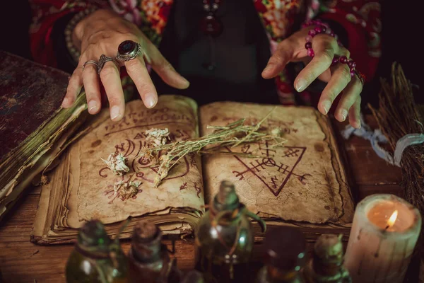 Žena Čarodějnice Dělat Lektvar Tmavém Pozadí Magické Láhve Lektvary Svíčky — Stock fotografie