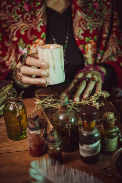 Mujer Bruja Haciendo Poción Sobre Fondo Oscuro Botellas Mágicas Con — Foto de Stock