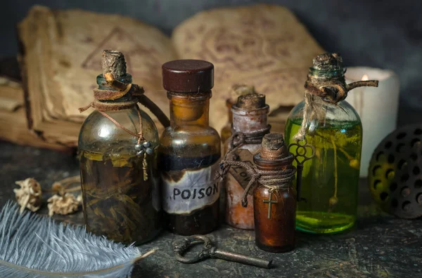 Pociones Mágicas Botellas Libros Antiguos Hierbas Brujería Sobre Fondo Madera Imagen De Stock