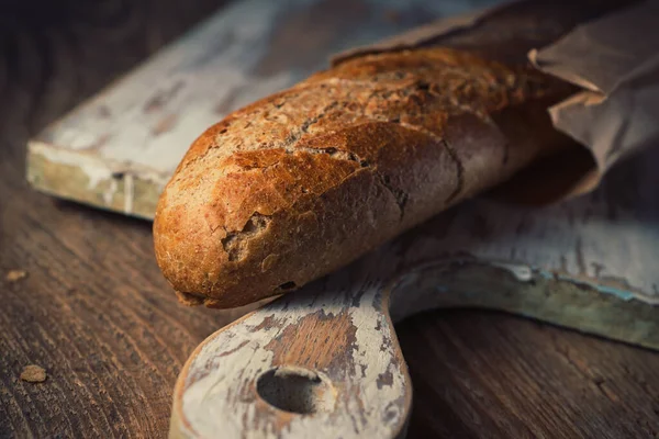 Baguete Francesa Recém Assada Fundo Madeira — Fotografia de Stock