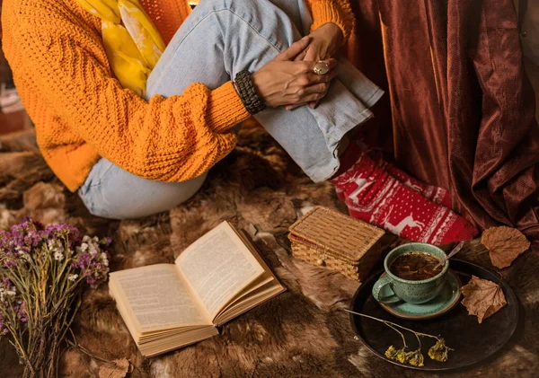Hermosa Mujer Suéter Naranja Leyendo Libro Disfrutando Café —  Fotos de Stock