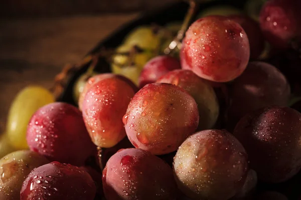 Uvas Ecológicas Frescas Rojas Verdes Mesa Madera Enfoque Selectivo — Foto de Stock