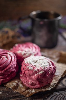 Ahşap bir arka planda taze pembe zephyr şekerlemesi.