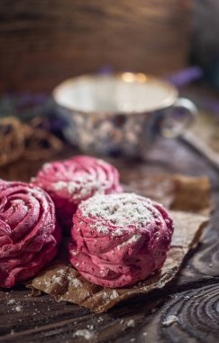 Ahşap bir arka planda taze pembe zephyr şekerlemesi.