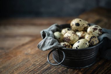 Kırsal ahşap arka planda yumurta kutusunda çiğ yumurta.