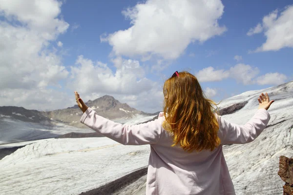 एक युवा लड़की एक चट्टान पर खड़े और पहाड़ के दृश्य का आनंद लें — स्टॉक फ़ोटो, इमेज