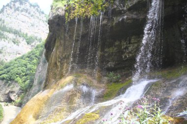 güzel şelale düşen bir uçurum, chegem gorge, Kafkasya