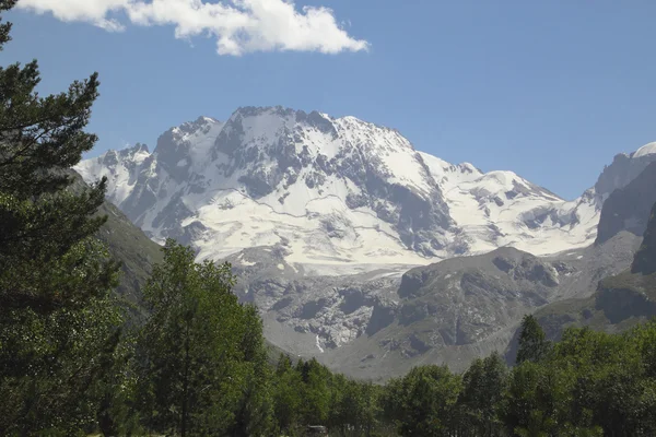 A vista do vale e do topo do Ulla-tau, o Cáucaso — Fotografia de Stock