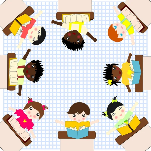 Niños de diferentes razas sentados a la mesa y estudiando en —  Fotos de Stock