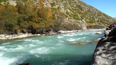 Mavi nehir akar güneşli vadiye sonbahar