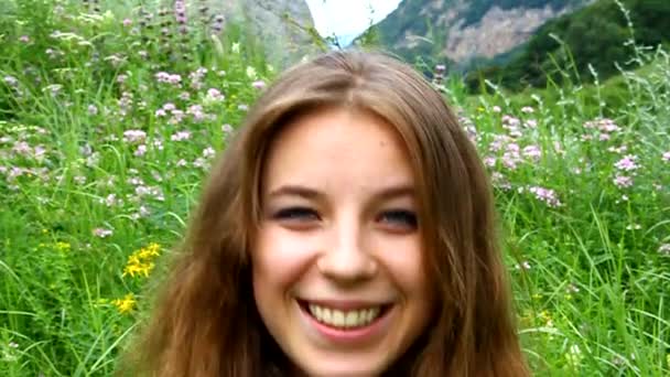 Das Gesicht eines jungen glücklichen Mädchens aus nächster Nähe — Stockvideo